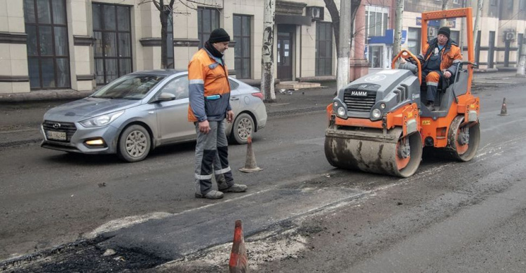 Каждому району Мариуполя на ремонт дорог выделят по 11 млн грн. На каких участках  выполнят работы?