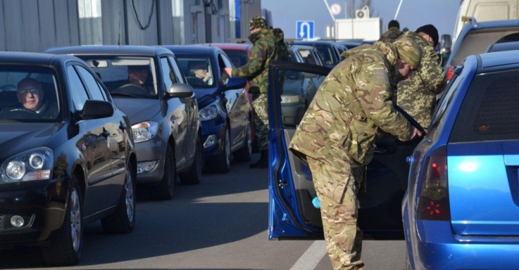 Количество машин на КПВВ Донбасса приближается к тысяче