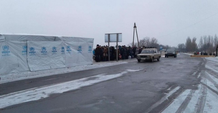 КПВВ Донбасса завалило снегом и обесточило (ФОТО)