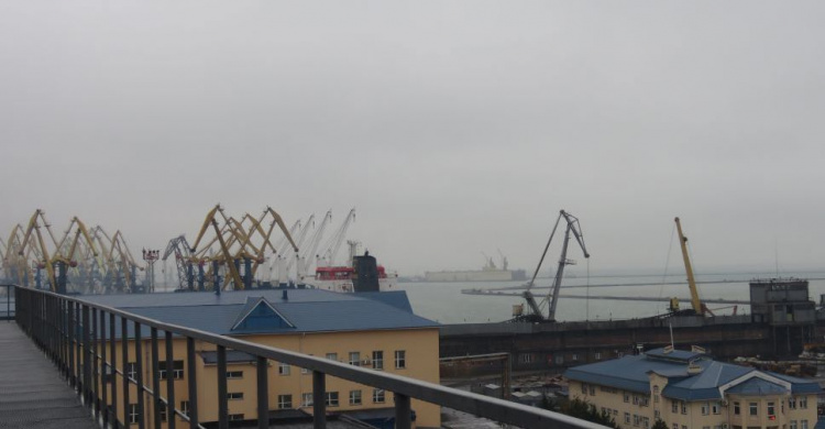 В Мариупольский порт не могут зайти 144 корабля