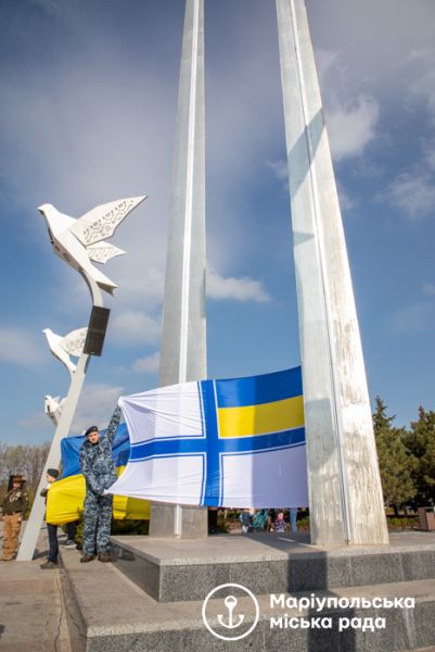 Огромный флаг ВМС Украины подняли на площади Свободы в Мариуполе