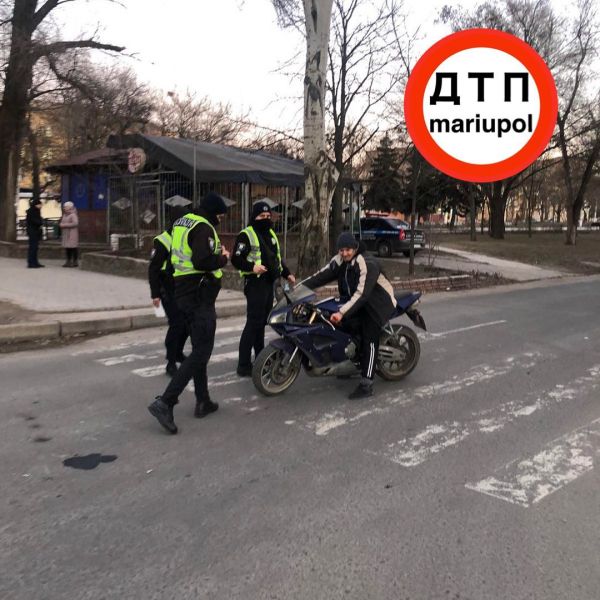 В Мариуполе нетрезвый мотоциклист без прав устроил ДТП