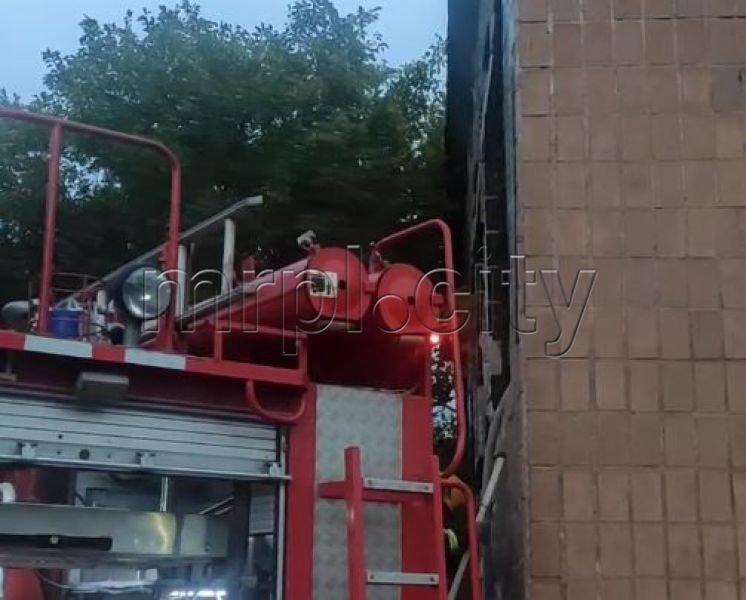 В Мариуполе загорелось заброшенное здание