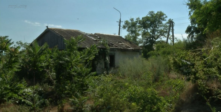 Под Мариуполем в поселке на побережье оползни уничтожают 150 домов (ФОТО)