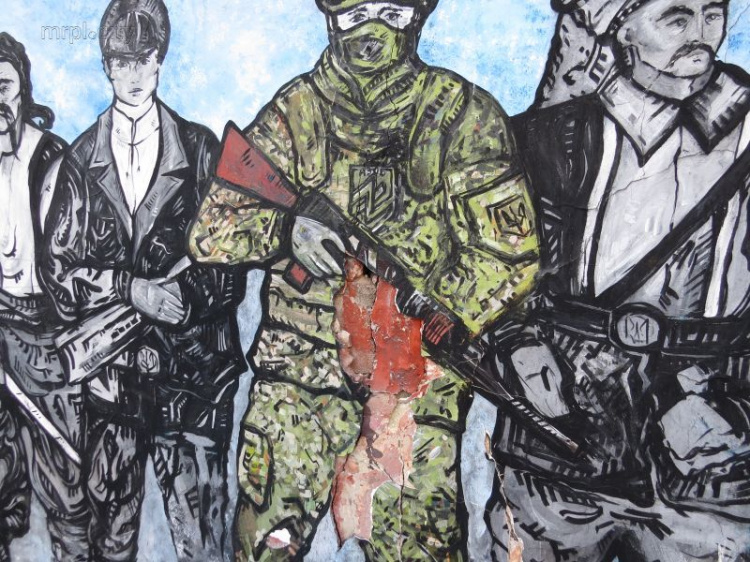 В Мариуполе пробили насквозь бойца полка «Азов» на стене (ФОТОФАКТ)