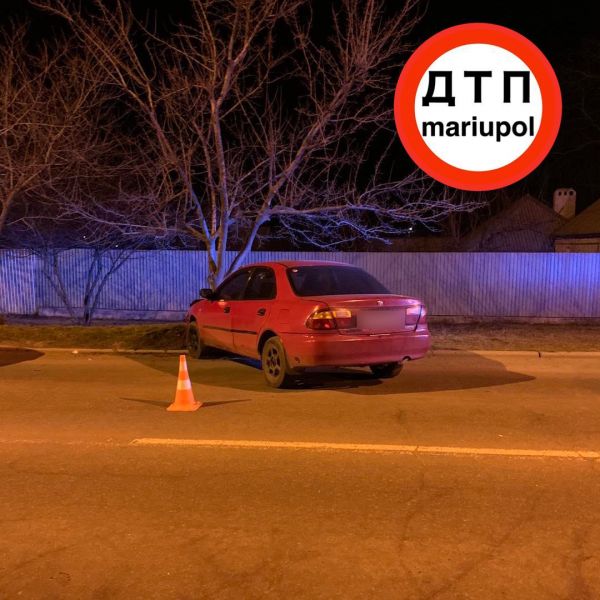 В Мариуполе пьяный водитель наехал на бордюр и врезался в дерево