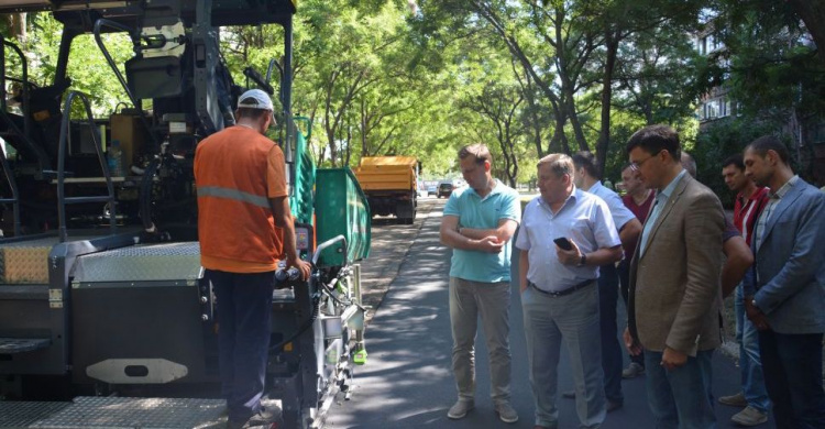 В Мариуполе 35 тыс. кв. м городских дорог покрыты ямочным ремонтом (ФОТО)