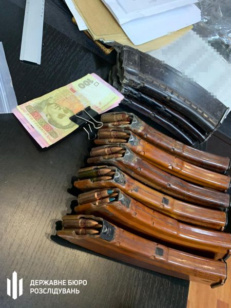 В Мариуполе в кабинете главного патрульного области нашли гранаты и патроны