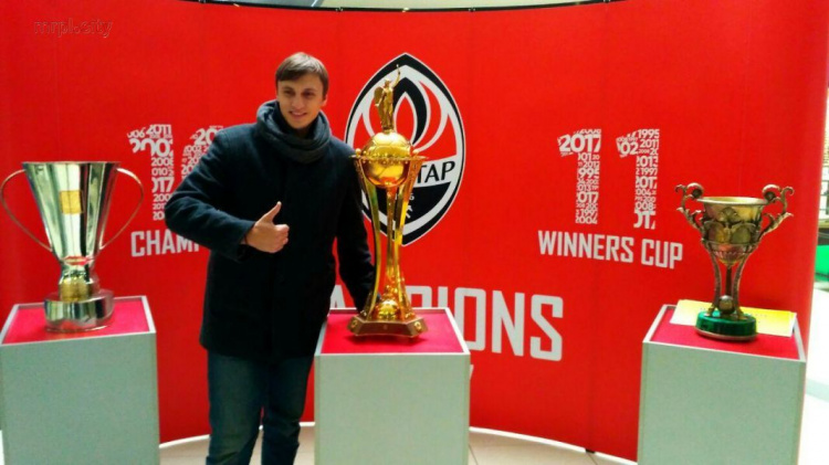 Легендарные трофеи ФК «Шахтер» уже выставлены в Мариуполе (ФОТО)