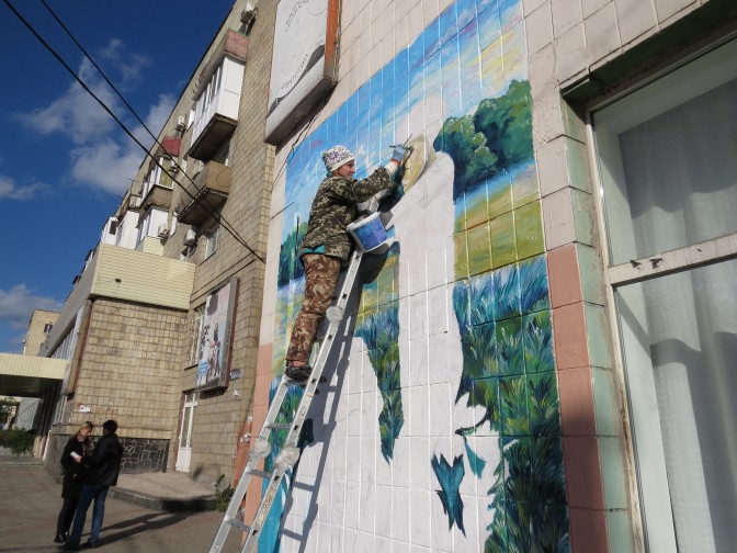 В центре Мариуполя появилось новое романтическое произведение street art (ФОТО)