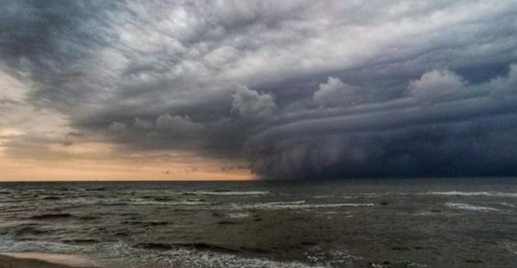Шторм под Мариуполем и торнадо на побережье Азовского моря