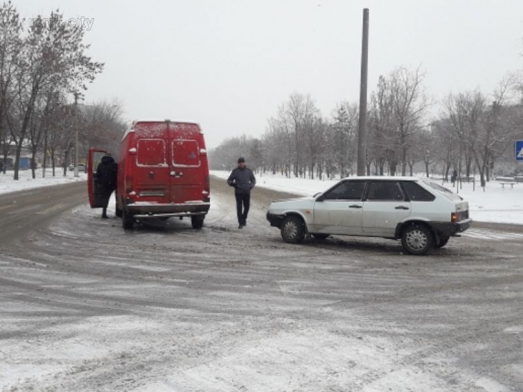 Снег на дорогах в Мариуполе спровоцировал несколько ДТП (ФОТО)
