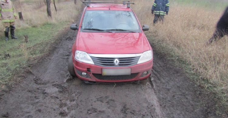 Застряла в грязи: на Донетчине легковушка не смогла проехать по дороге (ФОТО)