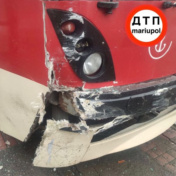 В Мариуполе столкнулись трамвай и легковушка