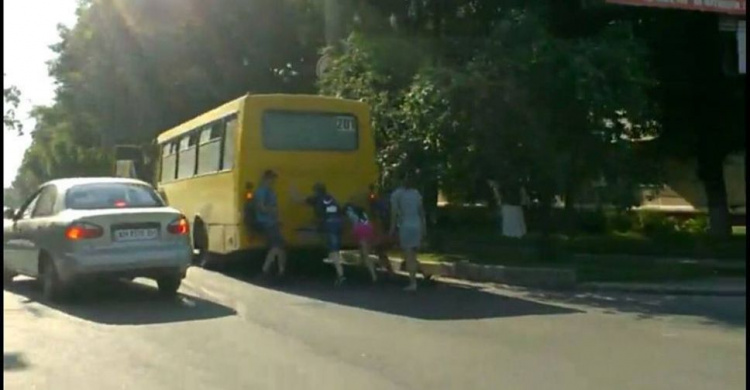 В Мариуполе пассажиры толкали по дороге сломавшуюся маршрутку   (ФОТО+ВИДЕО)