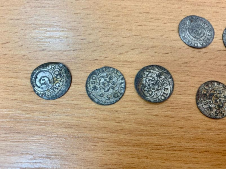 Старинные монеты пытались вывезти из Мариуполя в Израиль