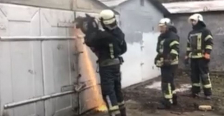 В Мариуполе вспыхнул пожар в закрытом гараже
