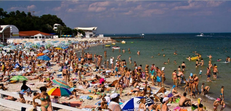 «Яблоку негде упасть» - курортный Мариуполь собирает рекордное количество отдыхающих