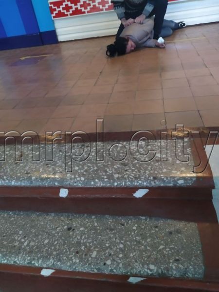В Мариуполе нетрезвая мать пришла в школу за сыном: инцидент закончился потасовкой и вызовом полиции