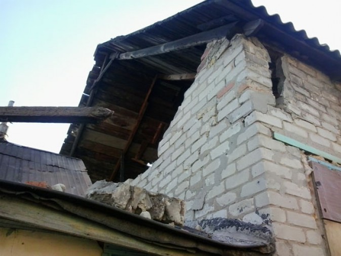 Жители Авдеевки из-за обстрела остались без крыш и окон