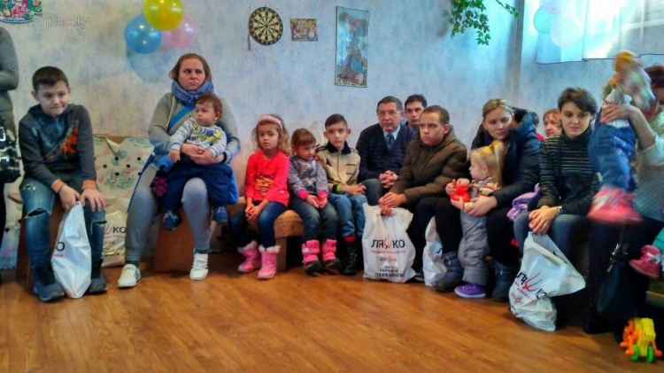 Александр Лашин в преддверии Дня Святого Николая привез сладости детям с инвалидностью (ФОТО)