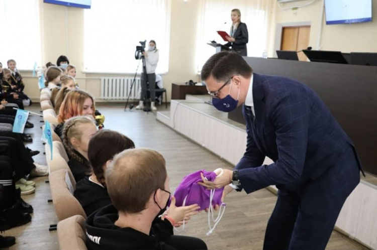 Вадим Бойченко наградил юных мариупольских фигуристок