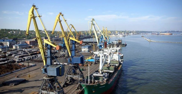 Мариупольский порт в блокаде: На предприятии введен режим жесткой экономии