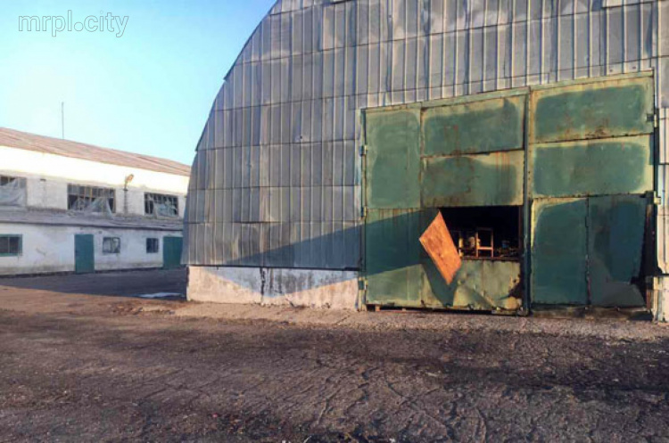 Под Мариуполем снаряды повредили сельхозтехнику (ФОТО)