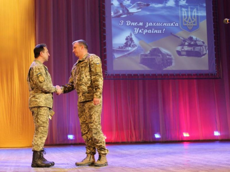 Военнослужащим ОТГ «Мариуполь» в честь Дня защитника Украины вручили награды (ФОТО)
