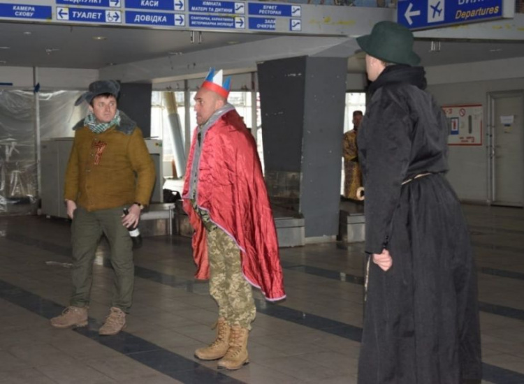 В терминале мариупольского аэропорта львовские волонтеры организовали патриотический вертеп
