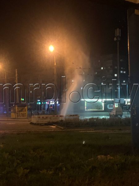 Вода бьет фонтаном: ночью на мариупольском перекрестке произошла авария