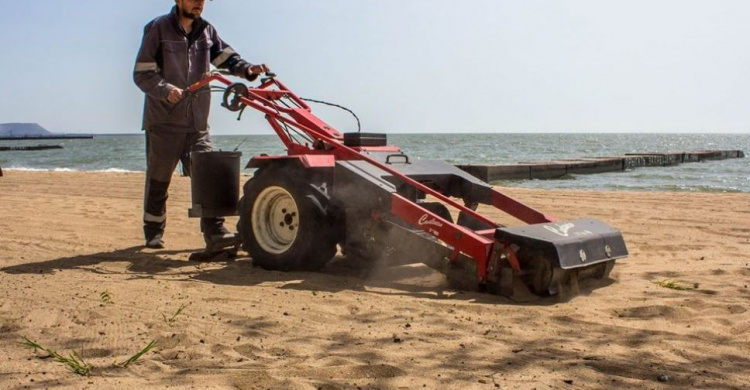 Мариупольские пляжи от мусора чистят итальянской техникой (ФОТО)