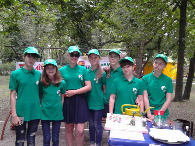 В школе Мариуполя появилась цветущая Украина в виде клумбы (ФОТО)