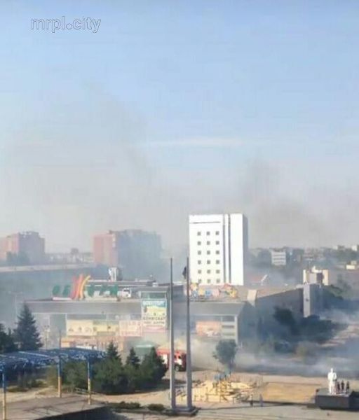 Центр Мариуполя охвачен дымом — горит трава на поле за площадью Свободы (ФОТОФАКТ)