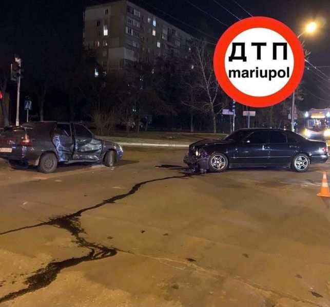 Опрокинулся от удара: в Мариуполе «ВАЗ» влетел в «Mercedes»