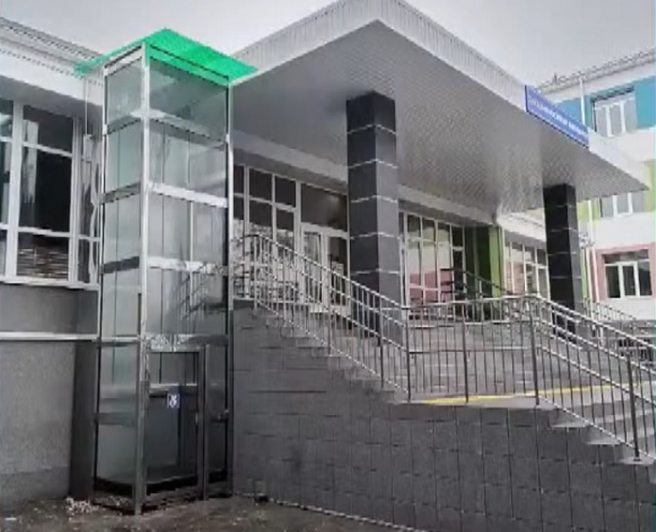 На входе в мариупольскую школу появился лифт