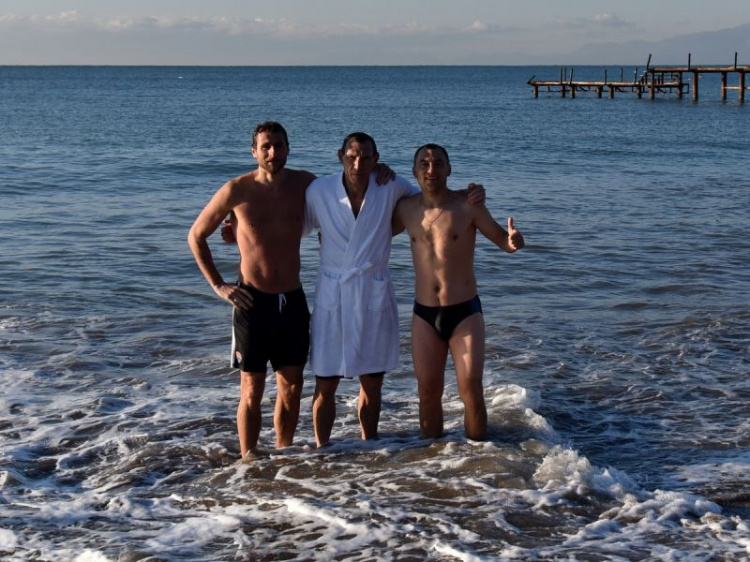 Мариупольские футболисты на Крещение окунулись в Средиземное море