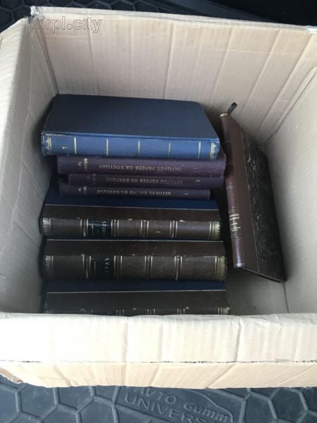 Через КПВВ на Донбассе пытались вывезти антикварные книги (ФОТО)