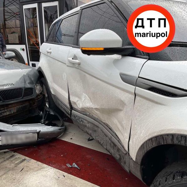 В Мариуполе на Набережной пробка из-за аварии, а на Строителей – тройное ДТП (ДОПОЛНЕНО)