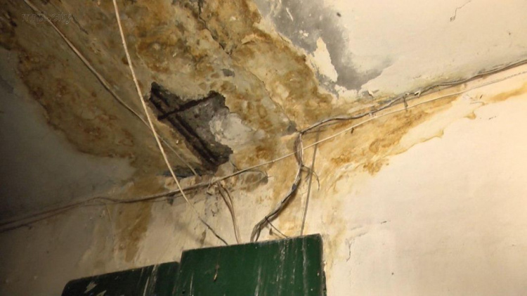 Смрад и крысы в квартирах: подвал мариупольской многоэтажки больше года затапливает канализация (ФОТО)