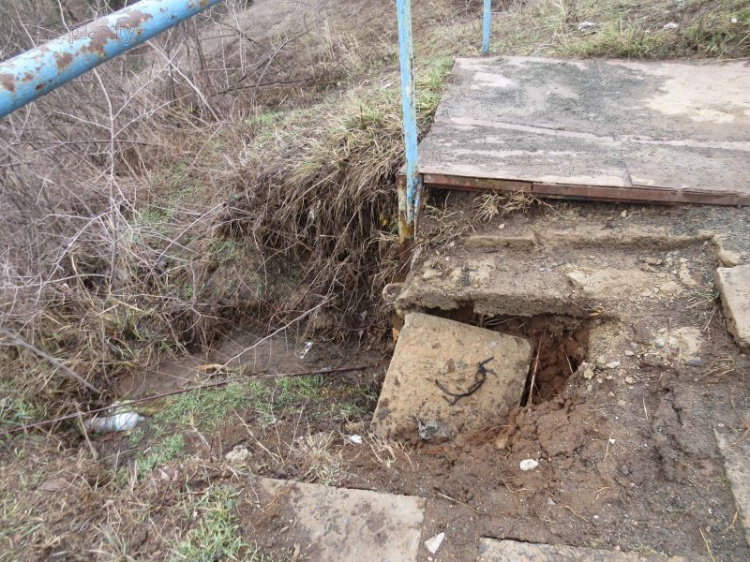 На спуске к морю в Мариуполе провалилась плита, на лестнице в грязи застревали дети (ФОТО+ВИДЕО)