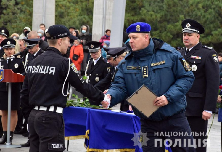 В Мариуполе 375 курсантов приняли присягу работника полиции