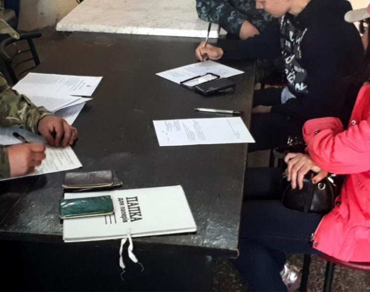 В Мариуполе пограничники задержали блогеров-близнецов (ФОТО)
