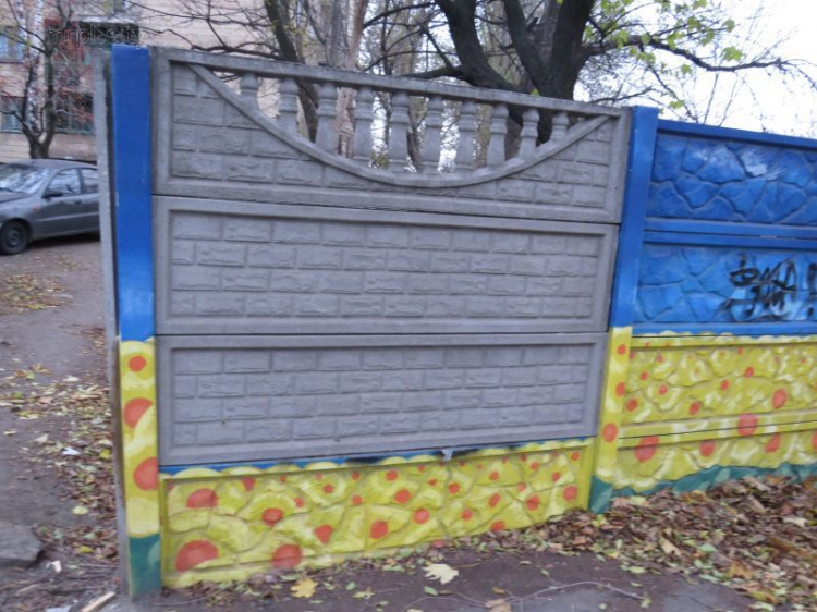 В Мариуполе устранены последствия акта вандализма на проспекте Нахимова (ФОТОФАКТ)