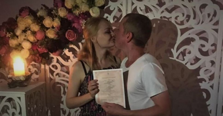 Свет любви: пара приехала из Китая и поженилась в Мариуполе в полумраке