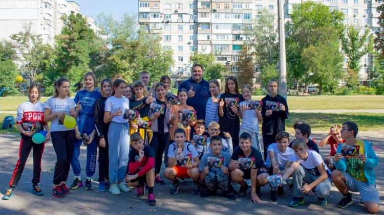 Накануне дня физкультуры стронгмен Александр Лашин показал мастер-класс для школьников