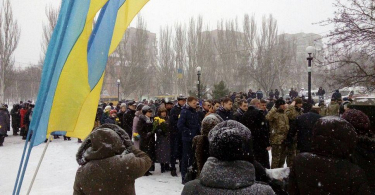 Цветы под снегом. Метель не помешала мариупольцам отметить День соборности Украины (ФОТО)
