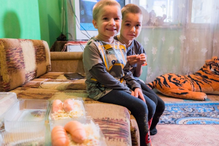 Фонд Бориса Колесникова оказывает помощь малоимущим и многодетным семьям Мариуполя