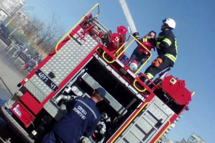 «Пенная выставка» и спасательный гигант: в Мариуполе прошла особая демонстрация (ФОТО)