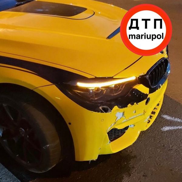 В Мариуполе водители не справились с управлением и разбили элитный автомобиль и мопед